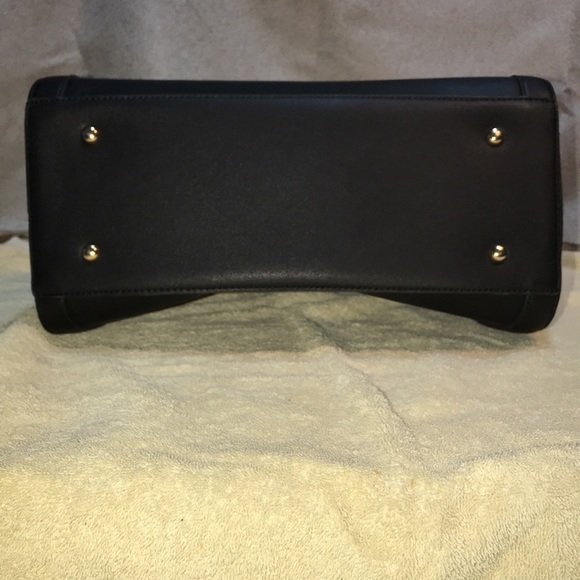 Black Duffle Handbag, Unbranded - Picture 10 of 15